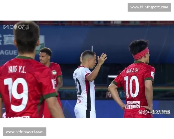 河南足球教父画像遭泼红漆 成都球迷极端行为引发公愤